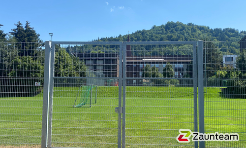 Doppelstabmattentor 2-flüglig wurde in Bern von Zaunteam Spahni, Laupen BE im Jahr 2024 erstellt.