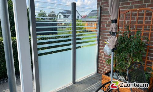 Glas Sichtschutz mit vierkant Aluminium-Nutpfosten einbetoniert wurde in Hespe von Zaunteam Schaumburger Land, Stadthagen im Jahr 2024 erstellt.