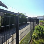 Doppelstabmatten schwer feuerverzinkt und anthrazit beschichtet mit Pfosten 60 x 40 mit Abdeckleisten einbetoniert wurde in Fürnitz von Zaunteam Kärnten-Mitte, Arnoldstein im Jahr 2025 erstellt.