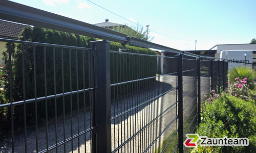 Doppelstabmatten schwer feuerverzinkt und anthrazit beschichtet mit Pfosten 60 x 40 mit Abdeckleisten einbetoniert wurde in Fürnitz von Zaunteam Kärnten-Mitte, Arnoldstein im Jahr 2025 erstellt.