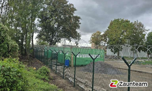 Doppelstabmatten leicht feuerverzinkt und grün beschichtet mit Pfosten Vario einbetoniert wurde in Halle von Zaunteam Halle, Halle im Jahr 2025 erstellt.