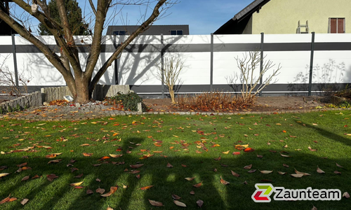 System Alu Sichtschutz, light XL mit Alupfosten einbetoniert wurde in Luckenwalde von Zaunteam Fläming, Coswig im Jahr 2025 erstellt.