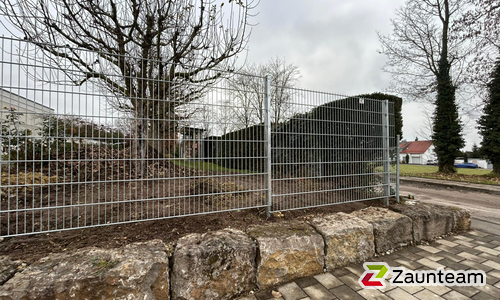 Doppelstabmatten schwer verzinkt mit Pfosten 40x60 verzinkt mit Abdeckleisten einbetoniert wurde in Ehingen von Zaunteam Oberschwaben, Obermarchtal im Jahr 2025 erstellt.