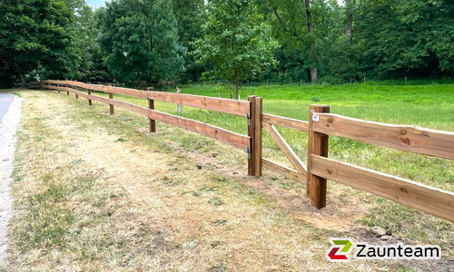 Ranchzaun (ungesäumte Bretter) mit Lärchenpfosten braun wurde in Obernholz von Zaunteam Südheide-Altmark, Hankensbüttel im Jahr 2023 erstellt.
