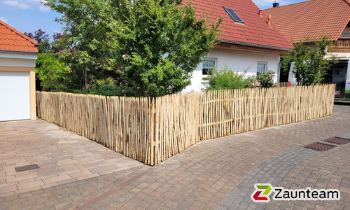 Natur-Staketenzaun aus Kastanie wurde in Framersheim von Zaunteam Hunsrück-Nahe, Bad Kreuznach im Jahr 2023 erstellt.