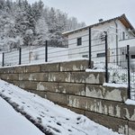 Doppelstabmatten schwer vorverzinkt und anthrazit beschichtet mit Pfosten 60 x 40 mit Abdeckleisten einbetoniert wurde in Windischgarsteb von Zaunteam Unteres-Mühlviertel, Bad Zell im Jahr 2025 erstellt.