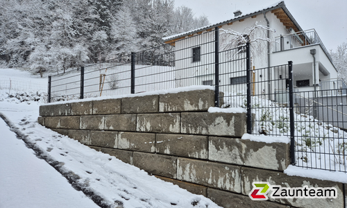 Doppelstabmatten schwer vorverzinkt und anthrazit beschichtet mit Pfosten 60 x 40 mit Abdeckleisten einbetoniert wurde in Windischgarsteb von Zaunteam Unteres-Mühlviertel, Bad Zell im Jahr 2025 erstellt.