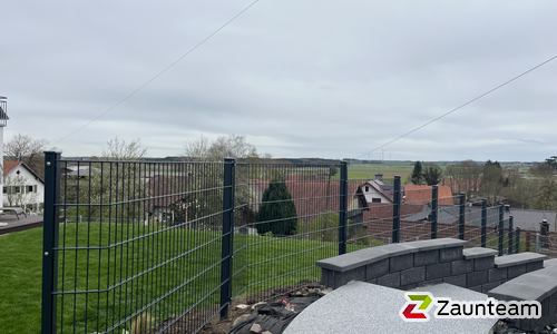 Doppelstabmatten schwer feuerverzinkt und anthrazit beschichtet mit Pfosten 60 x 40 mit Abdeckleisten einbetoniert wurde in Beckstetten von Zaunteam Unterallgäu, Salgen im Jahr 2025 erstellt.