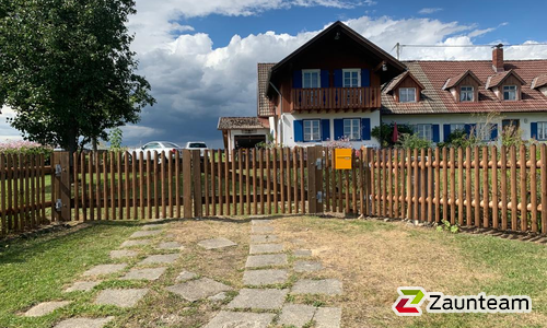 Palisadenzauntor 2-flüglig wurde in Dietmannsried von Zaunteam Allgäu, Bad Hindelang - Unterjoch im Jahr 2022 erstellt.