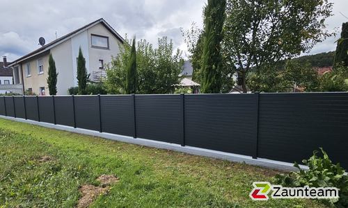 Alu Systemprofil in anthrazit mit Aluminiumpfosten vierkant 90 x 90 mm in Aussparung wurde in  Bürgstadt  von Zaunteam Westfranken, Eichenbühl im Jahr 2024 erstellt.