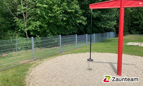 Doppelstabmatten schwer verzinkt mit Pfosten 40x60 verzinkt mit Abdeckleisten einbetoniert wurde in Griesbeckerzell von Zaunteam Schwaben-Nord, Todtenweis im Jahr 2022 erstellt.