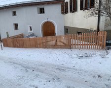 Lärchenzaun gerade mit T-Stahlpfosten verzinkt einbetoniert wurde in Ftan von Zaunteam Engadin, Zernez im Jahr 2025 erstellt.