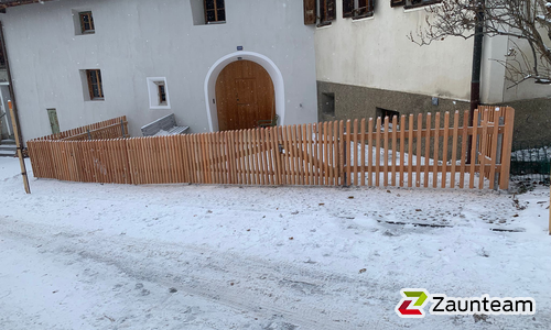 Lärchenzaun gerade mit T-Stahlpfosten verzinkt einbetoniert wurde in Ftan von Zaunteam Engadin, Zernez im Jahr 2025 erstellt.