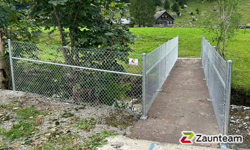 Diagonalgeflecht verzinkt mit Rohrpfosten verzinkt mit Fussplatte (CH) wurde in Wasserauen von Zaunteam Appenzellerland, Wasserauen im Jahr 2024 erstellt.