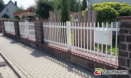 Staketen Aluzaun aufgeschraubt wurde in Köthen (Anhalt) von Zaunteam Fläming, Coswig im Jahr 2025 erstellt.