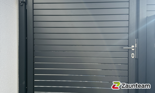 Aluminium Sichtschutztor 1-flüglig wurde in Riedlingen von Zaunteam Oberschwaben, Obermarchtal im Jahr 2025 erstellt.