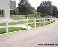 Horserail mit Kunststoffpfosten vierkant weiss einbetoniert wurde in Villars sur Glâne von Swissclôture Gruyère, Sommentier erstellt.