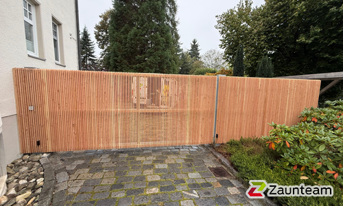 Holz Sichtschutz Lärche Natur Sargans wurde in Dietenheim von Zaunteam Ulm, Lonsee im Jahr 2025 erstellt.