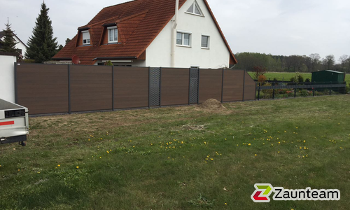 WPC Sichtschutz, Exotic braun / Aluminiumpfosten vierkant metallgrau einbetoniert wurde in Muldestausee von Zaunteam Fläming, Coswig im Jahr 2017 erstellt.