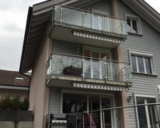 Glas Geländer wurde in Unterseen von Zaunteam Berner Oberland, Ringgenberg im Jahr 2018 erstellt.