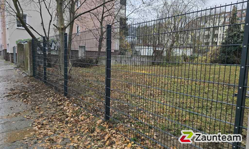 Doppelstabmatten schwer vorverzinkt und anthrazit beschichtet mit Pfosten 60 x 40 mit Abdeckleisten einbetoniert wurde in Leipzig von Zaunteam Leipzig, Leipzig im Jahr 2024 erstellt.