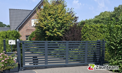 Schiebetor Aluminium wurde in Rastede von Zaunteam Friesische-Wehde, Zetel im Jahr 2026 erstellt.