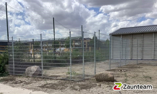 Doppelstabmatte schwer verzinkt mit Pfosten Vario verzinkt einbetoniert wurde in Leipzig von Zaunteam Leipzig, Leipzig im Jahr 2023 erstellt.