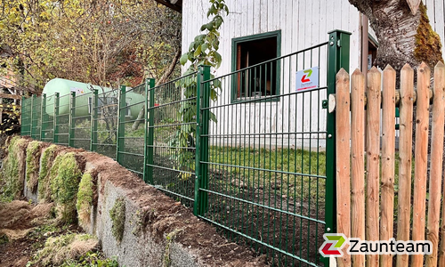 Doppelstabmatten schwer feuerverzinkt und grün beschichtet mit Pfosten 60 x 40 mit Abdeckleisten einbetoniert wurde in Waltenhofen von Zaunteam Allgäu, Bad Hindelang - Unterjoch im Jahr 2024 erstellt.