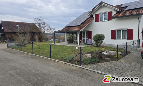 Diagonalgeflecht anthrazit mit Rohrpfosten anthrazit einbetoniert wurde in Pfyn von Zaunteam Thurgau, Felben im Jahr 2026 erstellt.