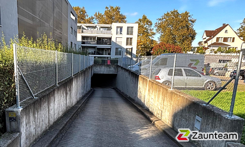 Diagonalgeflecht verzinkt mit Rohrpfosten verzinkt mit Fussplatte (CH) wurde in Schlieren von Zaunteam Zürich, Dietikon im Jahr 2025 erstellt.