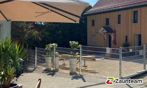 Doppelstabmatten schwer verzinkt mit Pfosten 40x60 verzinkt mit Abdeckleisten einbetoniert wurde in Daugendorf von Zaunteam Oberschwaben, Obermarchtal im Jahr 2022 erstellt.