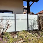 Glas Sichtschutz mit vierkant Aluminium-Nutpfosten einbetoniert wurde in Oberstaufen von Zaunteam Allgäu, Bad Hindelang - Unterjoch im Jahr 2026 erstellt.