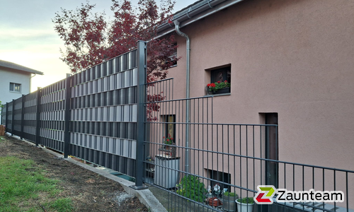 Doppelstabmatten schwer vorverzinkt und anthrazit beschichtet mit Pfosten 40x60 mit Abdeckleisten mit Fussplatte wurde in Glis von Zaunteam Wallis, Niedergesteln im Jahr 2025 erstellt.