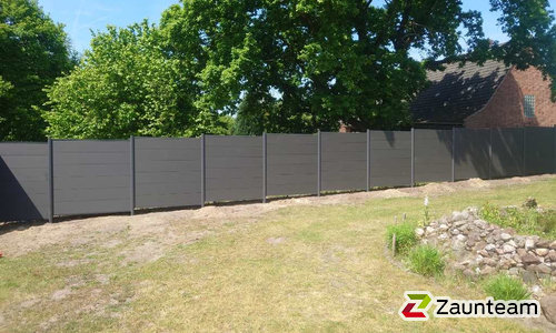System WPC Sichtschutz, XL mit Alupfosten einbetoniert wurde in Sögel von Zaunteam Emsland, Rastdorf im Jahr 2023 erstellt.