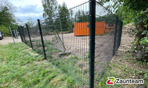 Doppelstabmatten schwer vorverzinkt und anthrazit beschichtet mit Pfosten 60 x 40 mit Abdeckleisten einbetoniert wurde in Uelzen von Zaunteam Südheide-Altmark, Hankensbüttel im Jahr 2023 erstellt.