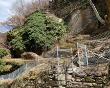 Diagonalgeflecht verzinkt mit Rohrpfosten verzinkt einbetoniert wurde in Buseno von Zaunteam Engadin, Zernez im Jahr 2026 erstellt.