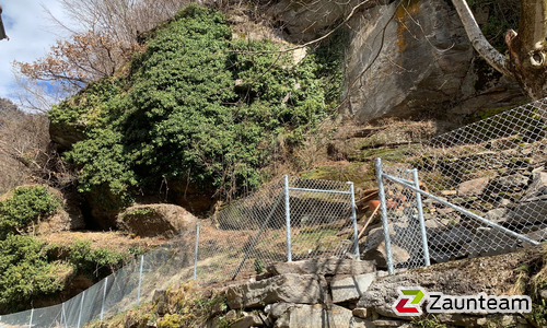 Diagonalgeflecht verzinkt mit Rohrpfosten verzinkt einbetoniert wurde in Buseno von Zaunteam Engadin, Zernez im Jahr 2026 erstellt.