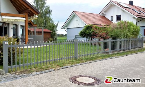 Palisaden Aluzaun einbetoniert wurde in Pflugdorf von Zaunteam Ammersee, Hofstetten im Jahr 2023 erstellt.