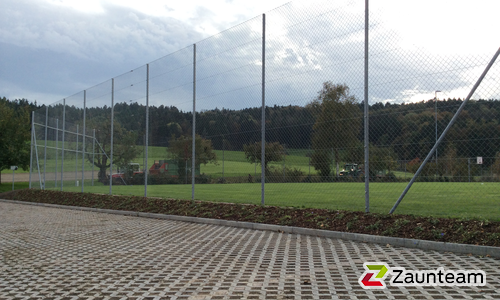 Ballfang Diagonal verzinkt / Rohrpfosten verzinkt wurde in Humlikon von Zaunteam Neftenbach, Neftenbach im Jahr 2014 erstellt.