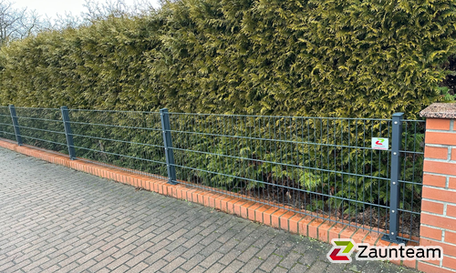 Doppelstabmatten leicht vorverzinkt und anthrazit beschichtet mit Pfosten 40x60 mit Abdeckleisten mit Fussplatte wurde in Zahna- Elster von Zaunteam Fläming, Coswig im Jahr 2026 erstellt.