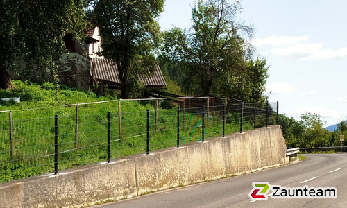 Doppelstabmatten leicht feuerverzinkt und anthrazit beschichtet mit Pfosten 60 x 40 mit Bügel mit Fussplatte wurde in Niklasdorf von Zaunteam Obersteiermark-Ost, Kapfenberg im Jahr 2025 erstellt.