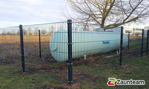 Doppelstabmatten leicht vorverzinkt und anthrazit beschichtet mit Pfosten Vario einbetoniert wurde in Weißandt- Gölzau von Zaunteam Fläming, Coswig im Jahr 2023 erstellt.