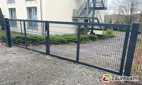 Doppelstabmattentor 2-flüglig wurde in Rehburg-Loccum von Zaunteam Weser-Leine, Salzhemmendorf im Jahr 2023 erstellt.