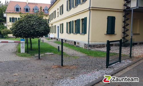 Doppelstabmatten leicht vorverzinkt und grün beschichtet mit Pfosten 60 x 40 mit Bügel einbetoniert wurde in Markkleeberg von Zaunteam Halle, Halle im Jahr 2024 erstellt.