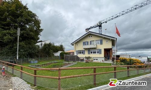 Halbrundlattenzaun mit Diagonalgeflecht verzinkt mit Lärchenkantpfosten braun wurde in Stein AR von Zaunteam Appenzellerland, Wasserauen im Jahr 2025 erstellt.