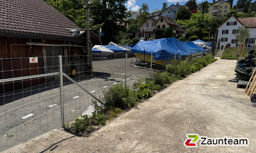 Knotengitter Tornado mit Rohrpfosten verzinkt einbetoniert wurde in Zürich von Zaunteam Zürich, Dietikon im Jahr 2026 erstellt.