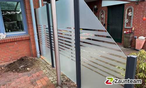 Glas Sichtschutz mit vierkant Aluminium-Nutpfosten einbetoniert wurde in Buxtehude von Zaunteam Stade-Geestland, Horneburg im Jahr 2026 erstellt.