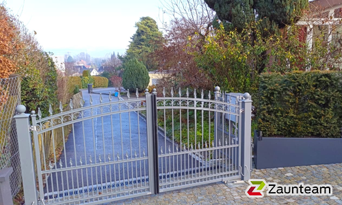 Klassikzauntor 2-flüglig wurde in Egg b. Züich von Zaunteam Zürich Oberland, Gutenswil im Jahr 2025 erstellt.