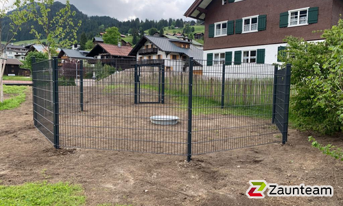 Doppelstabmatten schwer feuerverzinkt und anthrazit beschichtet mit Pfosten 60 x 40 mit Abdeckleisten einbetoniert wurde in Riezlern von Zaunteam Allgäu, Bad Hindelang - Unterjoch im Jahr 2022 erstellt.