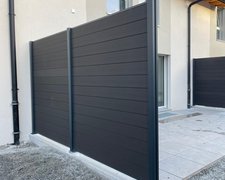  WPC Sichtschutz Discrétion / mit Fussplatte wurde in Bramois von Zaunteam Wallis, Niedergesteln im Jahr 2025 erstellt.